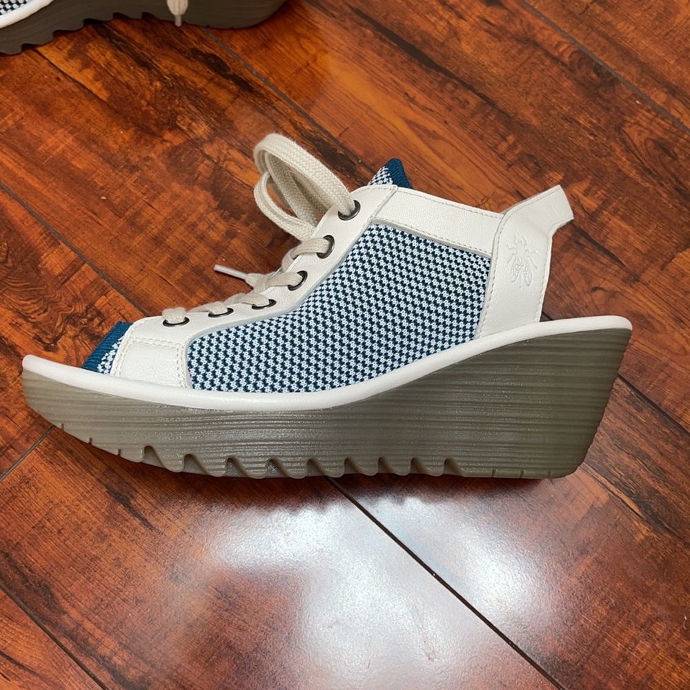 London Fly Mousse open toe, sling back, wedge.